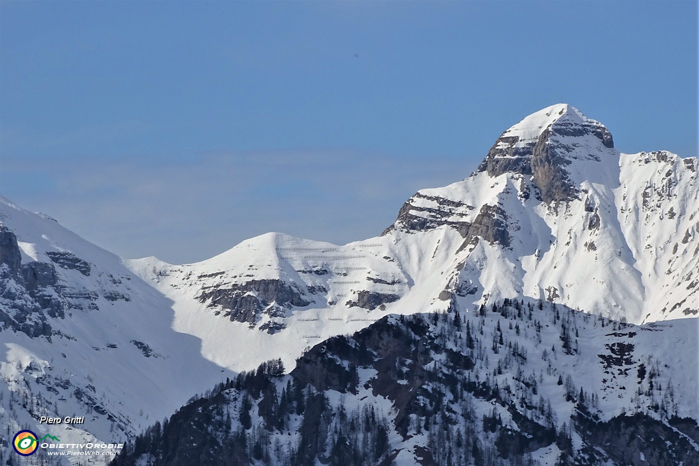 30 Zoom verso il Monte Pegherolo (2369 m).JPG